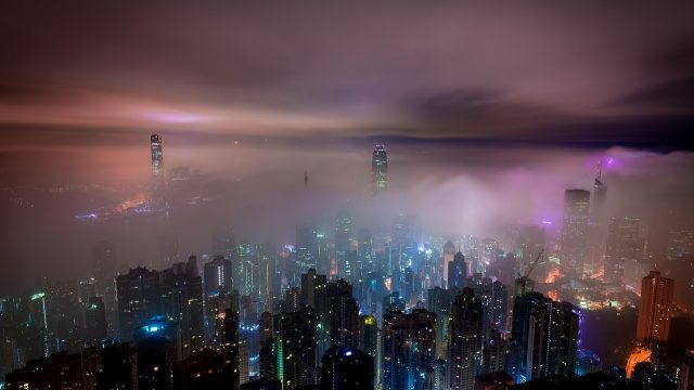 都市情感剧场景，傍晚天台两人并肩看城市天际线，暖橙色夕阳洒在栏杆上